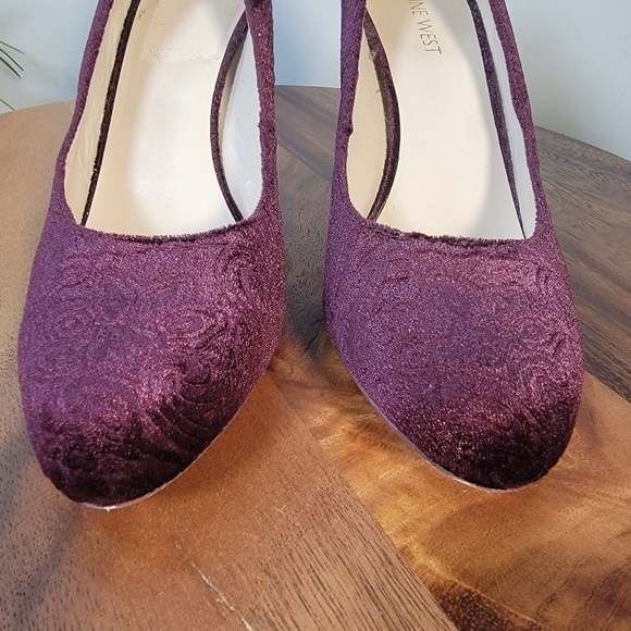 Nine West Jayvee Burgundy Velvet Floral Embossed Block Heels Size 8 - Picture 7 of 17